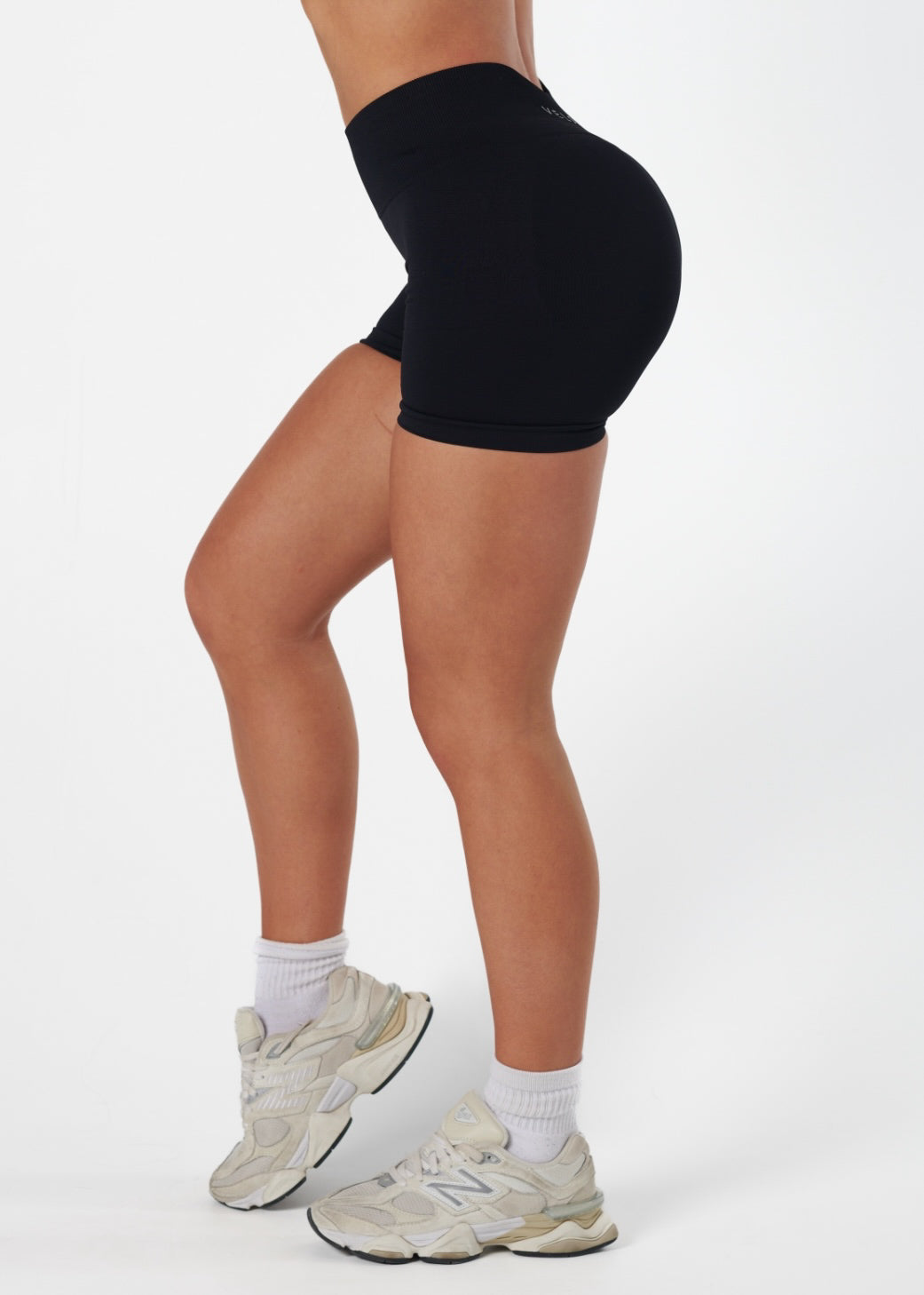 SIGNATURE SCRUNCH SHORTS - LIQUORICE